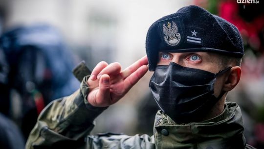 Mazowieccy "terytorialsi" ze sztandarem