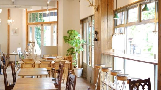 Meble do kawiarni – jak wybrać idealne wyposażenie, które przyciągnie klientów