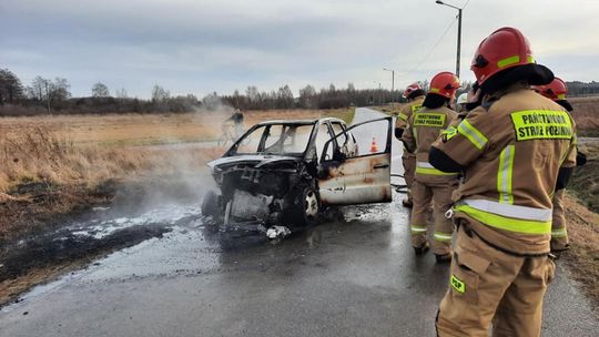 Mercedes spłonął w Natalinie