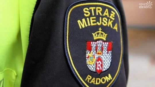 Mężczyzna leżał w kałuży na pl. Konstytucji 3 Maja