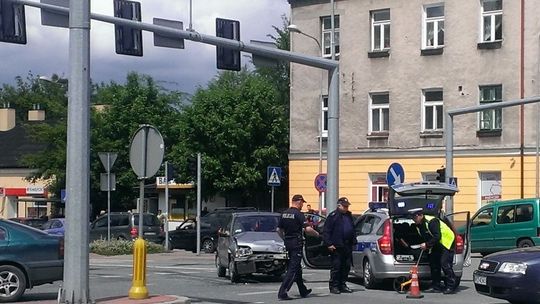 Miał pecha. Zderzył się z radiowozem (aktualizacja)