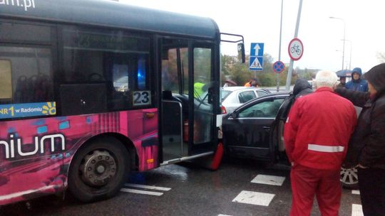 Michałów. Zderzenie autobusu z osobówką