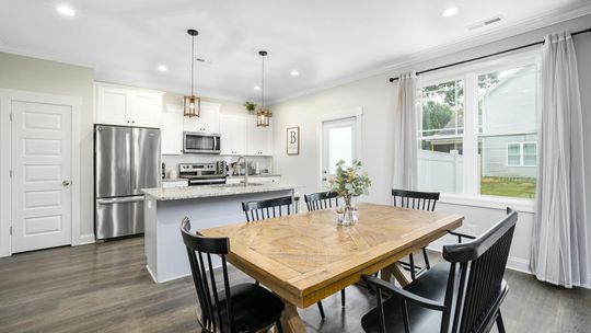 Między estetyką a funkcjonalnością – stoły do jadalni