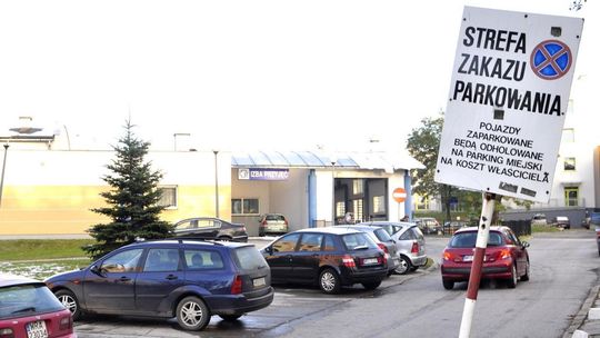 Miejska lecznica z elektronicznym systemem parkowania