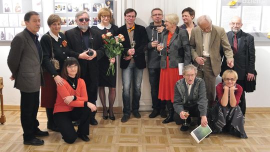 Miesięcznik trzymany pazurami