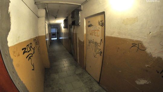 Mieszkańcy bloku przy Mieszka I 15 skarżą MZL