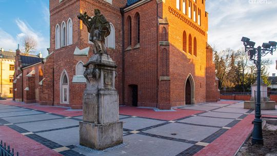 Mieszkańcy krytycznie o nowej nawierzchni wokół fary