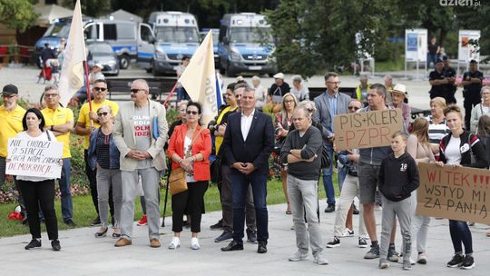 Mieszkańcy Radomia protestowali przeciwko ustawie „lex TVN”. - To kolejny etap niszczenia państwa - tłumaczyli uczestnicy