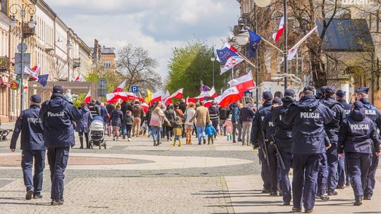 Mieszkańcy Radomia świętowali i protestowali. Do akcji wkroczyła policja