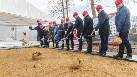 Mieszkanie Plus. Wbito pierwszą łopatę