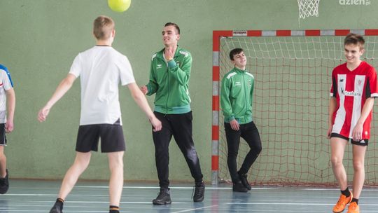 Mikołajki z Radomiakiem w PSP 14. Były upominki, konkursy i mecz pokazowy