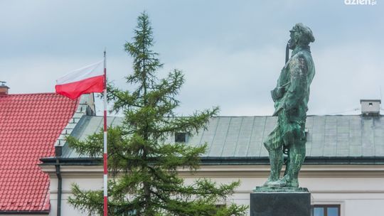 Miniprzewodnik „Biało-Czerwona” na Dzień Flagi Rzeczypospolitej Polskiej