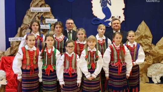 Mirów. Stroje ludowe dla zespołu „Radosne Nutki”