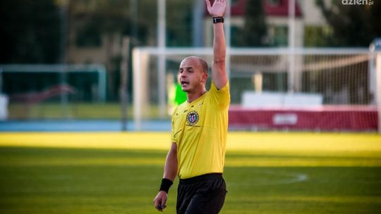 Młody arbiter sędzią meczu Sokół - Broń
