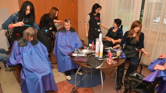 Młodzi fryzjerzy z ZDZ dla seniorów z DPS