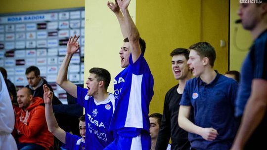 Młodzi koszykarze z pierwszym zwycięstwem