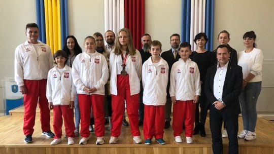 Młodzi sportowcy z Białobrzegów odwiedzili burmistrza. Ostatnio wystąpili na MŚ karate