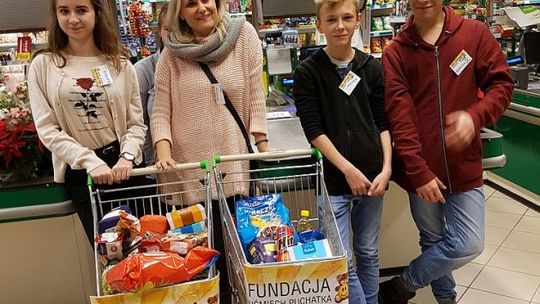 
Młodzi wolontariusze w nastrojach świątecznych, z pomocą dla potrzebujących
