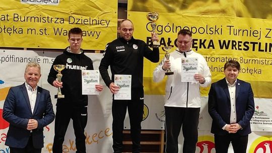 Młodzi zapaśnicy Olimpijczyka Radom z 17 medalami na Białołęce