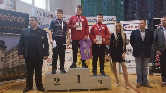 Młodzi zapaśnicy z workiem medali