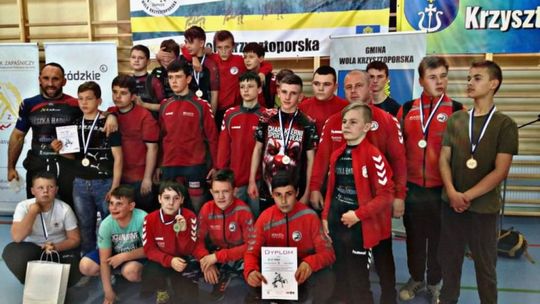 Młodzi zapaśnicy z workiem medali