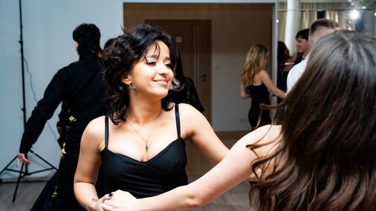 Młodzież z "Plastyka" bawiła się na studniówce. Piękne kreacje i świetna zabawa!