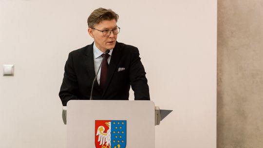 Mniej pieniędzy dla urzędów pracy w Radomiu. Starosta bije na alarm, co na to szef miejskiego "pośredniaka"? Starosta radomski