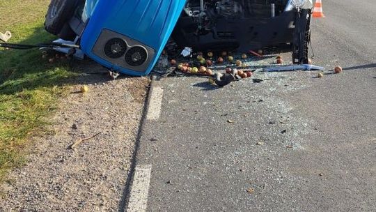 Mniszew. Bus zderzył się z traktorem 