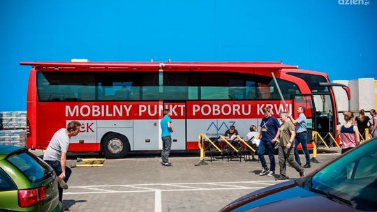 Mobilny punkt poboru krwi pod Castoramą