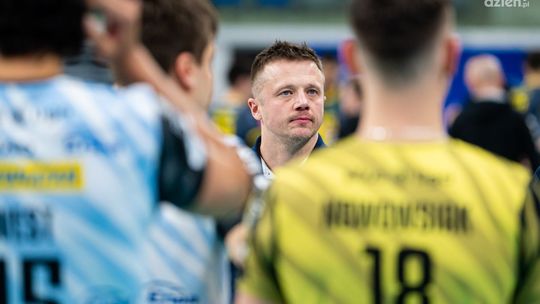 "Mogę się okazać tym gościem, który spuści tę drużynę do pierwszej ligi. Stres jest przeogromny" - mówi Paweł Woicki, trener Czarnych