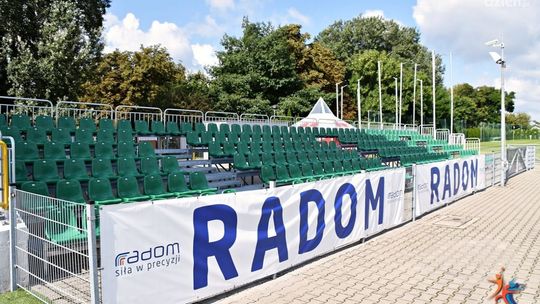 Montaż dodatkowej trybuny na stadionie przy Narutowicza zakończony