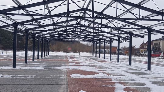 Montaż wiat na białobrzeskim targowisku 