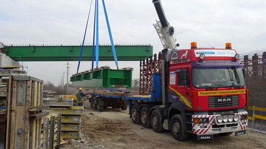 Montują belki wiaduktu na Wojska Polskiego