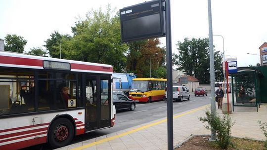 Montują elektroniczne tablice na przystankach
