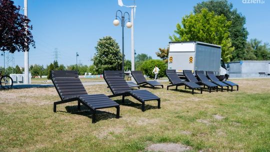 Montują leżaki nad zalewem na Borkach