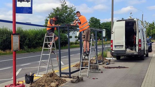 Montują nowe wiaty przystankowe. Wnioskowali o nie radomianie