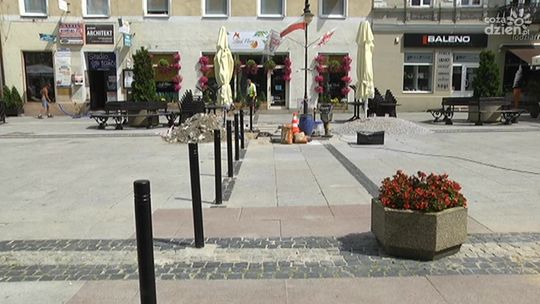 Montują słupki na Placu Konstytucji 3 Maja