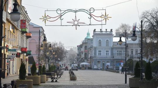 Montują świąteczne ozdoby na ulicach