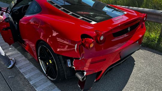 Motocykl zderzył się z... ferrari