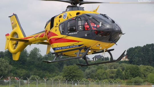 Motocyklista przetransportowany śmigłowcem