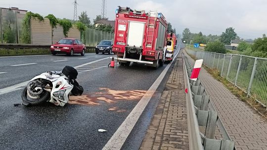 Motocyklista uderzył w barierę na wiadukcie. 47-latek trafił do szpitala