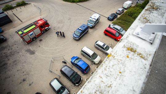 Motocyklista wypadł z ostatniej kondygnacji parkingu
