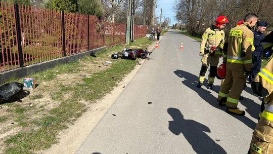 Motorower zderzył się z autem. Jedna osoba trafiła do szpitala