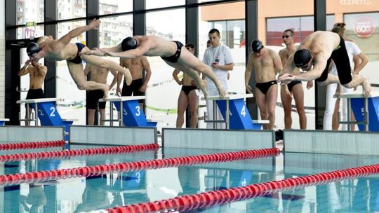 Mundurowi pokazali, że pływać potrafią!