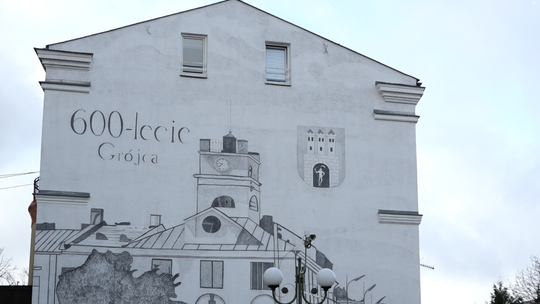 Mural wykonany ołówkiem. Nowy projekt w centrum Grójca 