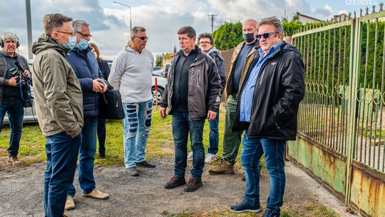Muszą rozebrać ogrodzenia na własny koszt. Założyli komitet protestacyjny 