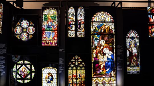 Muzyka, światło i witraże – wyjątkowa wystawa w Szydłowcu łączy sztukę, duchowość i dźwięk