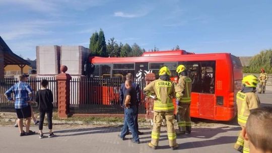 Myśliszewice. Wypadek z udziałem autobusu szkolnego