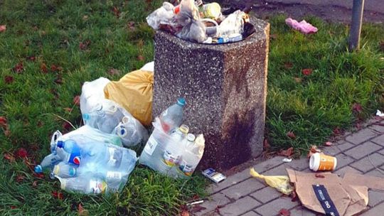 MZDiK apeluje: nie wyrzucajmy worków ze śmieciami!