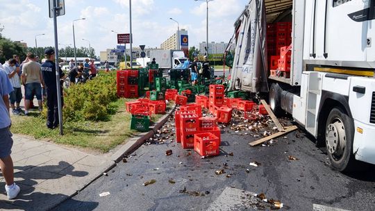 Na al. Grzecznarowskiego... TIR dwa razy zgubił piwo